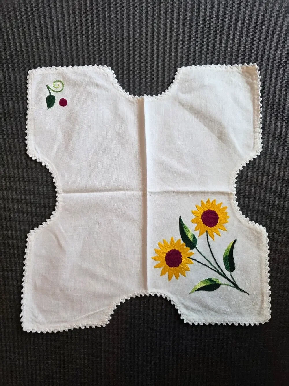 Vintage Embroidered Sunflower Doily Breadbasket Liner Cotton Cottagecore Granny